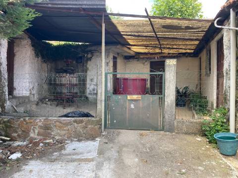 Moradia T2 Geminada para restauro em Silvares, Lousada