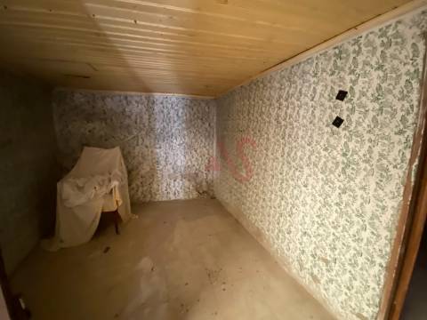 Moradia T2 Geminada para restauro em Silvares, Lousada