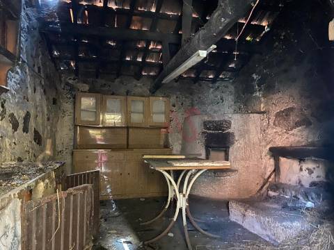 Moradia T2 Geminada para restauro em Silvares, Lousada