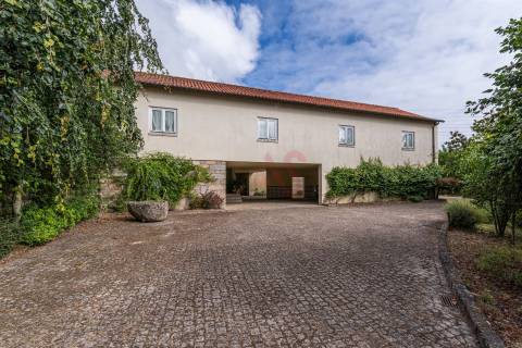 Quinta da Azenha – Encanto Rural em Lustosa, Lousada