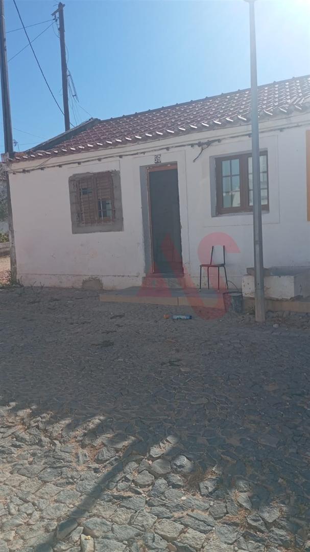 Moradia T2 para Remodelar na cidade de Moura