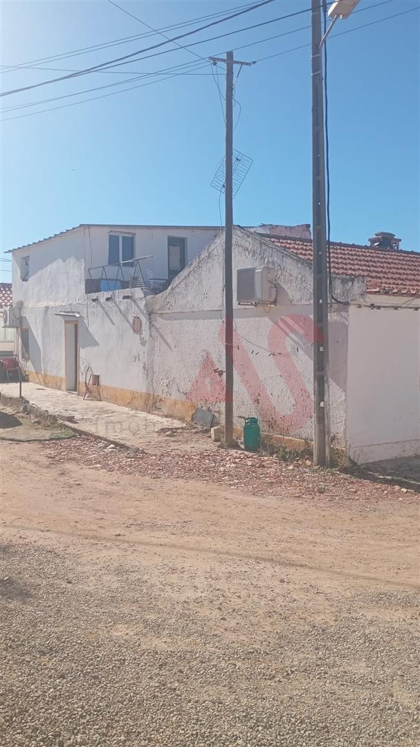 Moradia T2 para Remodelar na cidade de Moura