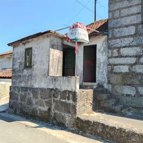 Moradia T2 para Restaurar em Regadas, Fafe