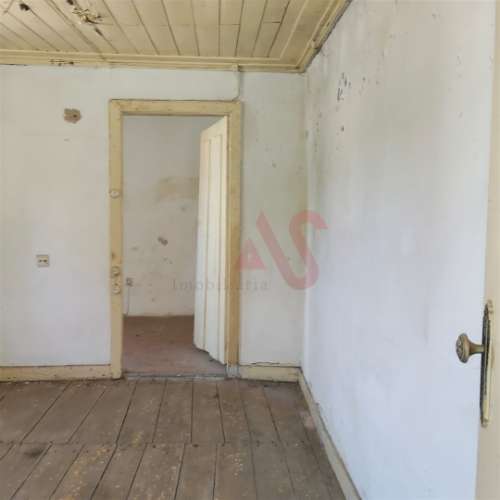 Moradia T2 para Restaurar em Regadas, Fafe