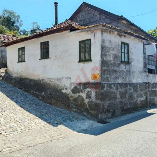 Moradia T2 para Restaurar em Regadas, Fafe