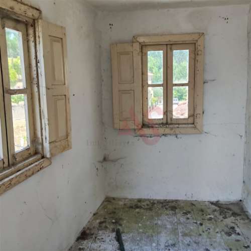 Moradia T2 para Restaurar em Regadas, Fafe