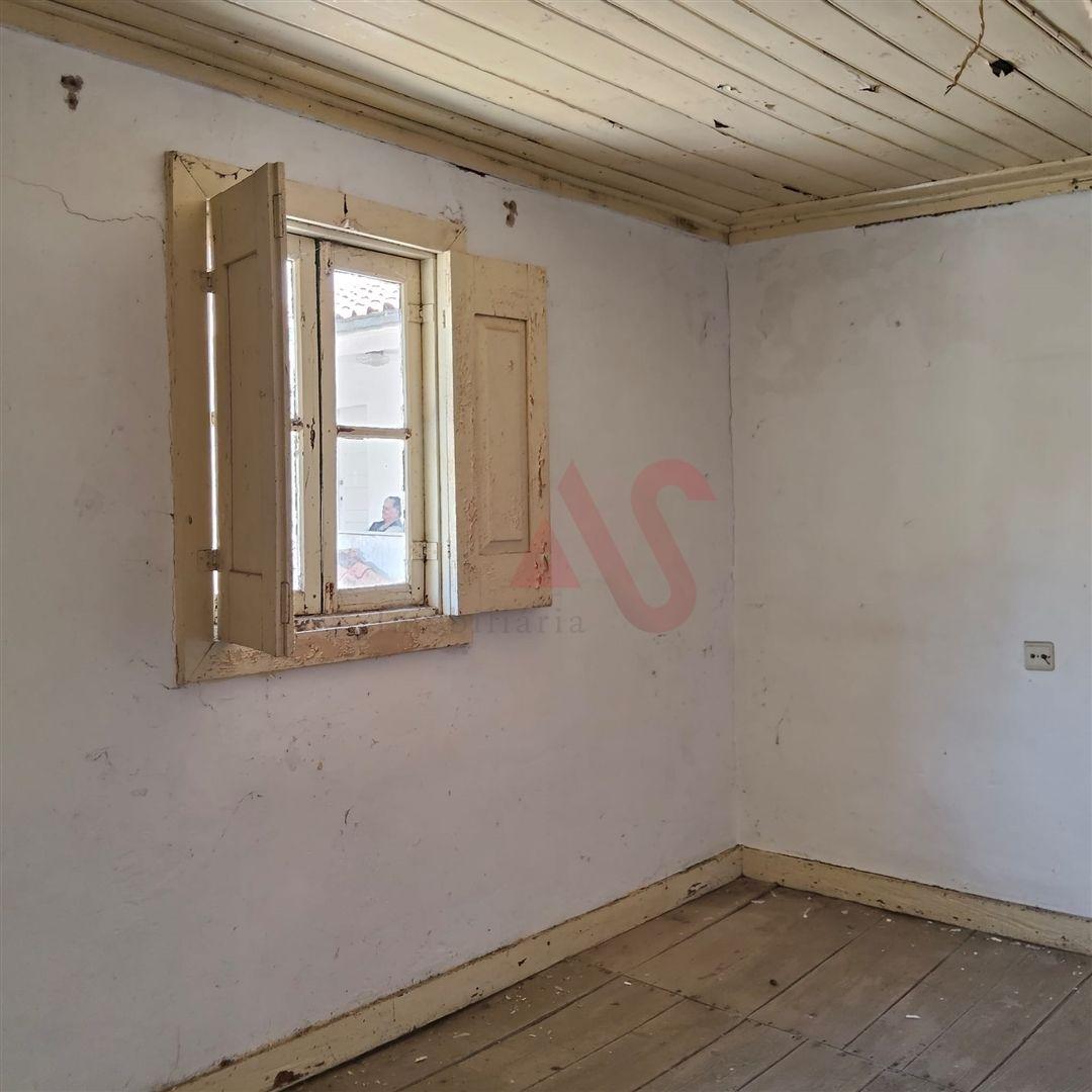 Moradia T2 , com 2 Quartos, Sala, cozinha, Wc e Anexo - para Restaurar em Regadas, Fafe