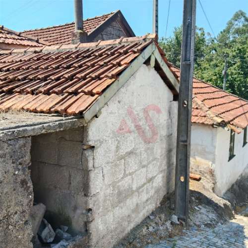 Moradia T2 para Restaurar em Regadas, Fafe