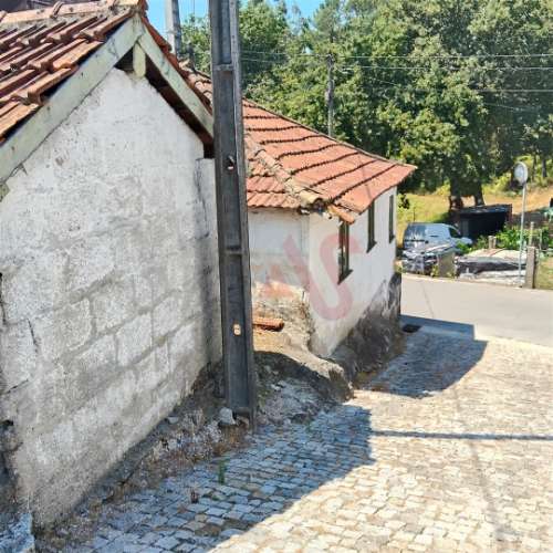 Moradia T2 para Restaurar em Regadas, Fafe