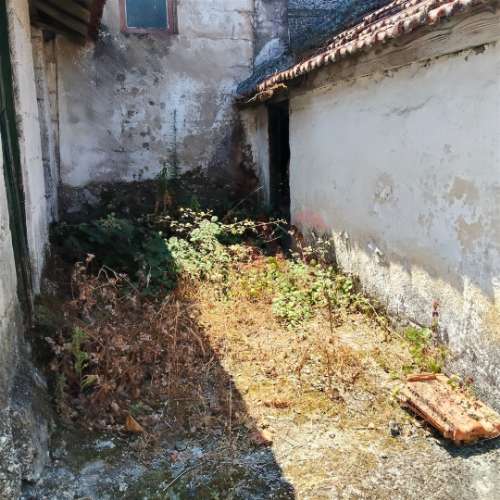 Moradia T2 para Restaurar em Regadas, Fafe