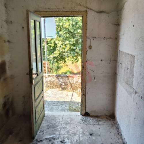 Moradia T2 para Restaurar em Regadas, Fafe