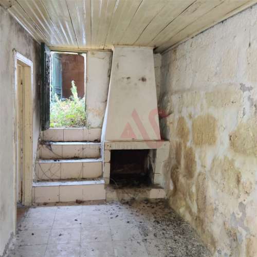 Moradia T2 para Restaurar em Regadas, Fafe