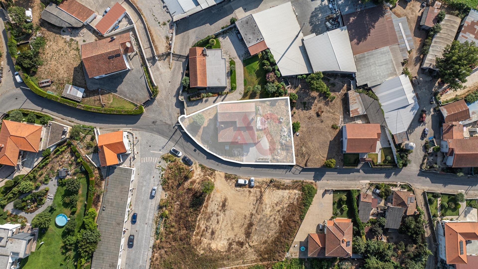 Moradia T5 com Garagem para 8 Carros e Excelente Localização em São Paio de Vizela