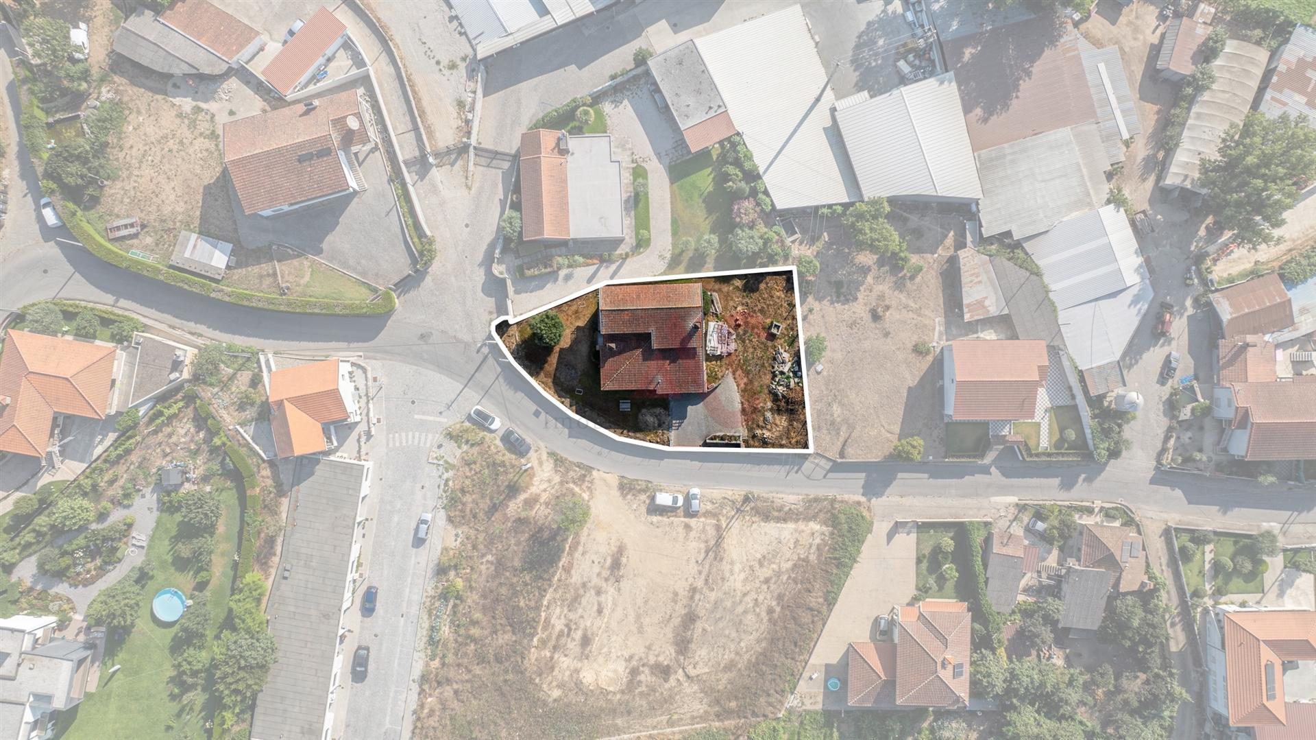 Moradia T5 com Garagem para 8 Carros e Excelente Localização em São Paio de Vizela