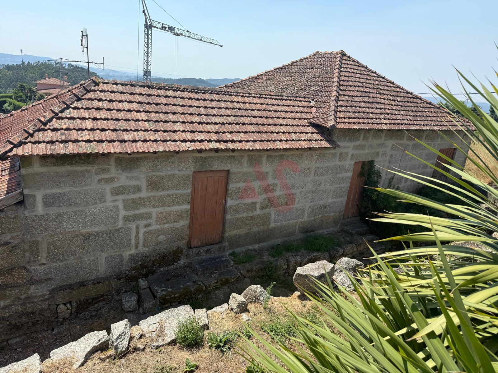 Moradia T8 para Restauro com Terreno e Vistas Panorâmicas em São Tomé de Abação, Guimarães