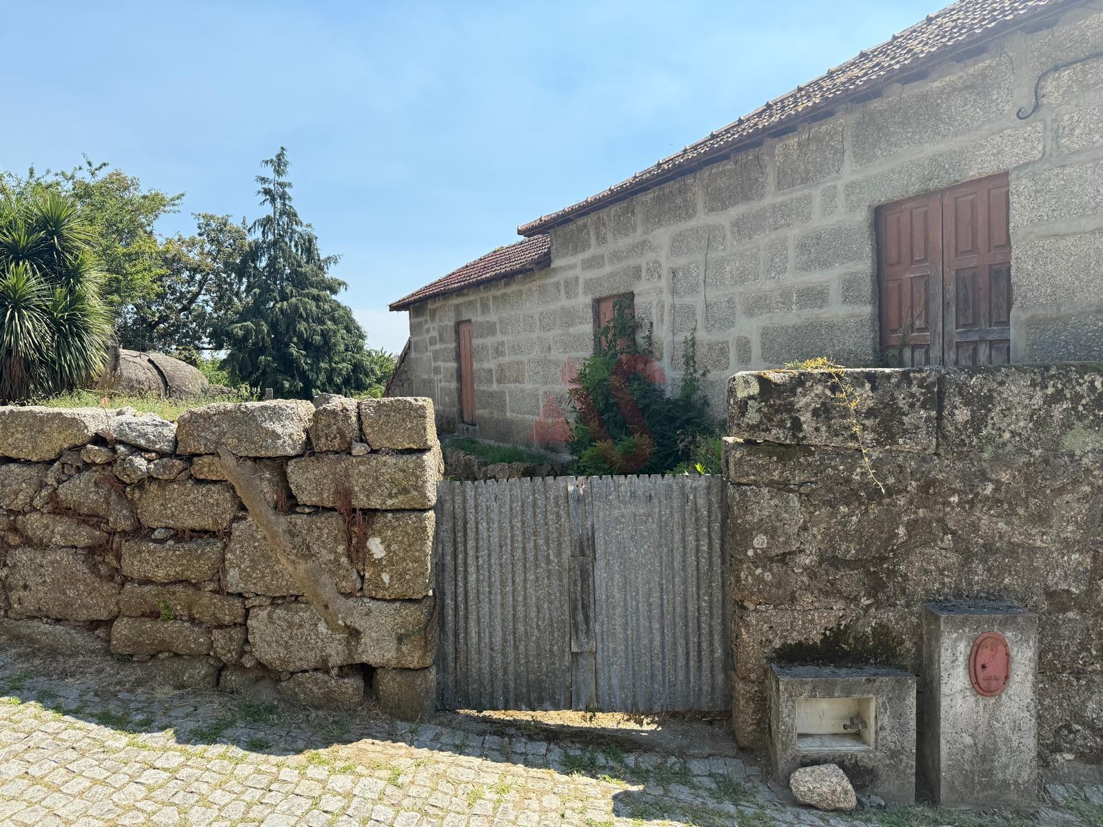 Moradia T8 para Restauro com Terreno e Vistas Panorâmicas em São Tomé de Abação, Guimarães