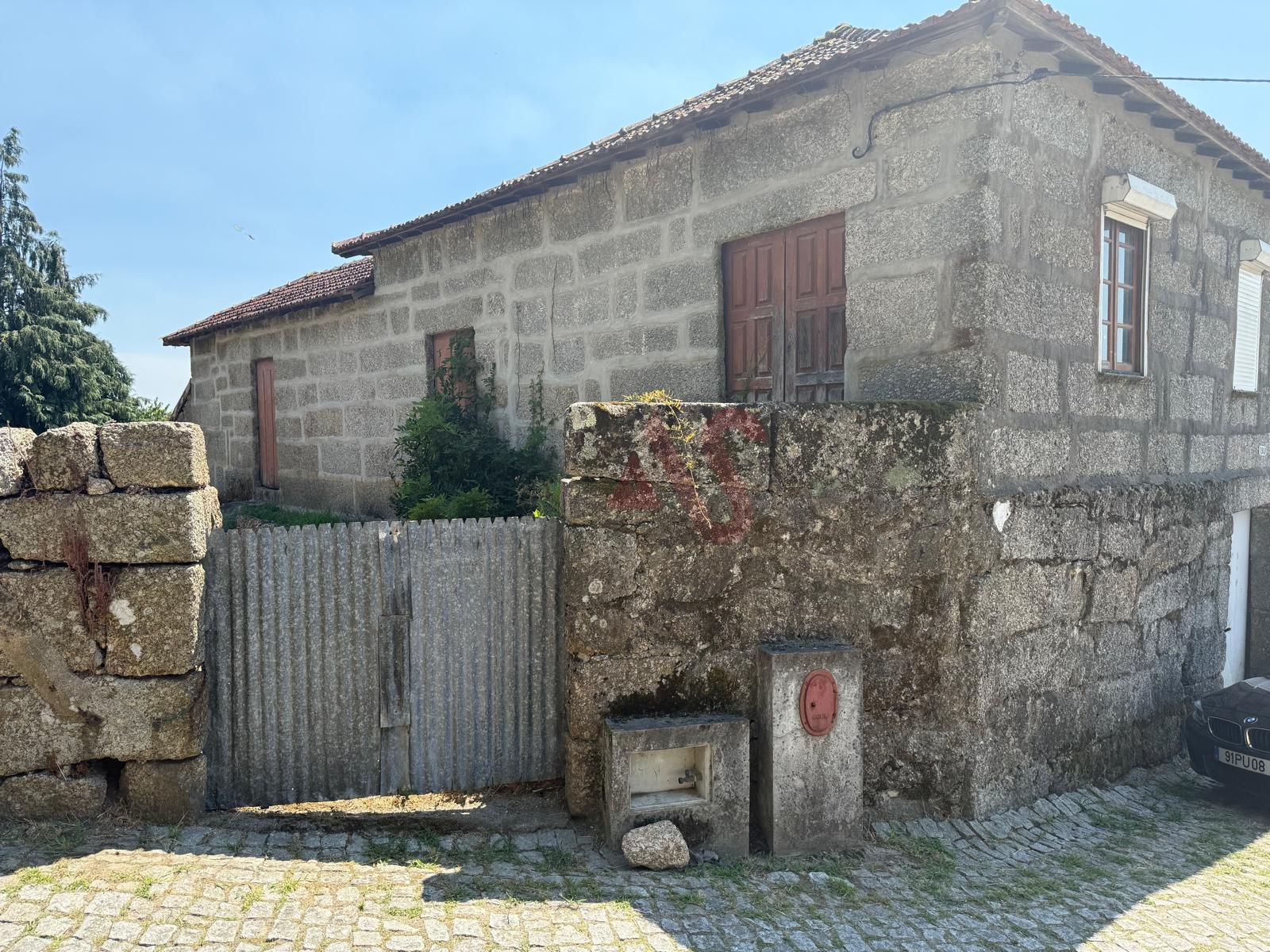Moradia T8 para Restauro com Terreno e Vistas Panorâmicas em São Tomé de Abação, Guimarães