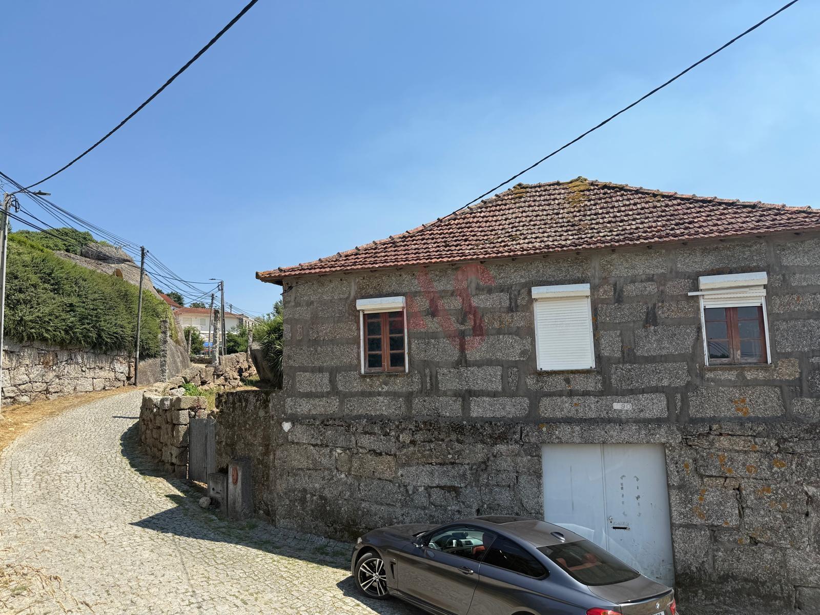 Moradia T8 para Restauro com Terreno e Vistas Panorâmicas em São Tomé de Abação, Guimarães