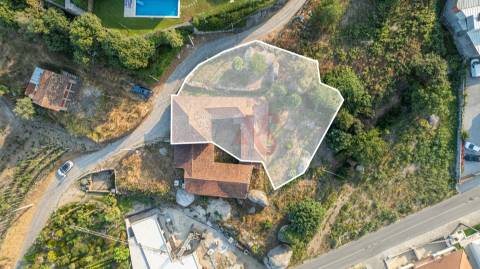 Moradia T8 para Restauro com Terreno e Vistas Panorâmicas em São Tomé de Abação, Guimarães