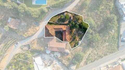 Moradia T8 para Restauro com Terreno e Vistas Panorâmicas em São Tomé de Abação, Guimarães