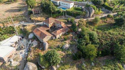 Moradia T8 para Restauro com Terreno e Vistas Panorâmicas em São Tomé de Abação, Guimarães