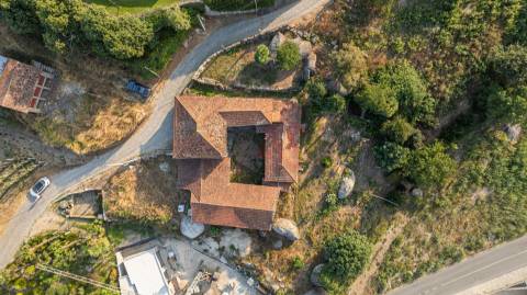 Moradia T8 para Restauro com Terreno e Vistas Panorâmicas em São Tomé de Abação, Guimarães