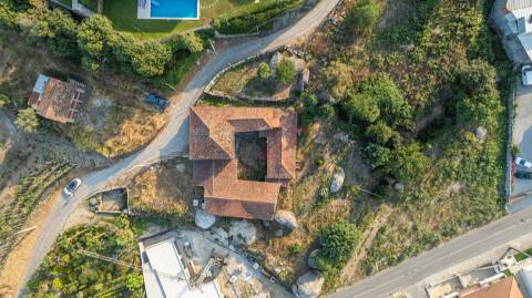 Moradia T8 para Restauro com Terreno e Vistas Panorâmicas em São Tomé de Abação, Guimarães