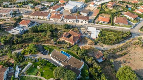 Moradia T8 para Restauro com Terreno e Vistas Panorâmicas em São Tomé de Abação, Guimarães