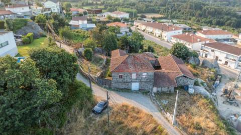 Moradia T8 para Restauro com Terreno e Vistas Panorâmicas em São Tomé de Abação, Guimarães