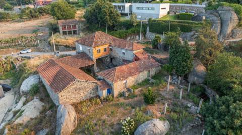 Moradia T8 para Restauro com Terreno e Vistas Panorâmicas em São Tomé de Abação, Guimarães