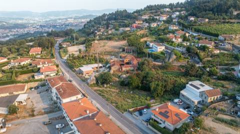 Moradia T8 para Restauro com Terreno e Vistas Panorâmicas em São Tomé de Abação, Guimarães
