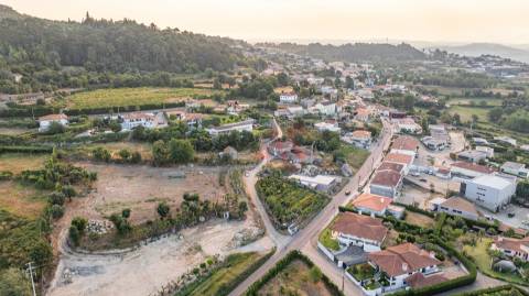Moradia T8 para Restauro com Terreno e Vistas Panorâmicas em São Tomé de Abação, Guimarães