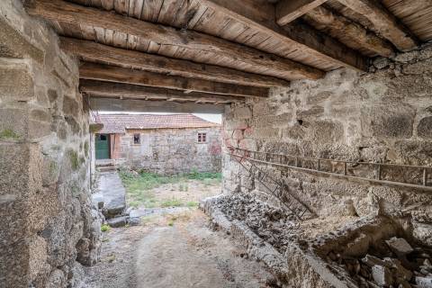 Moradia T8 para Restauro com Terreno e Vistas Panorâmicas em São Tomé de Abação, Guimarães