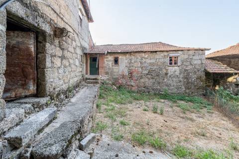 Moradia T8 para Restauro com Terreno e Vistas Panorâmicas em São Tomé de Abação, Guimarães