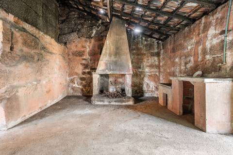 Moradia T8 para Restauro com Terreno e Vistas Panorâmicas em São Tomé de Abação, Guimarães