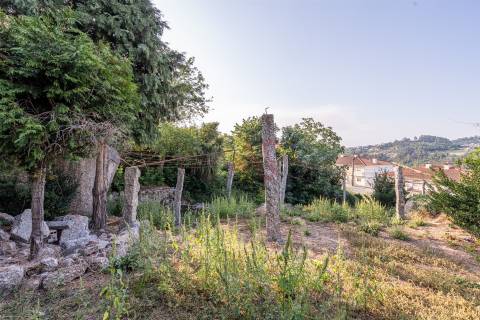 Moradia T8 para Restauro com Terreno e Vistas Panorâmicas em São Tomé de Abação, Guimarães