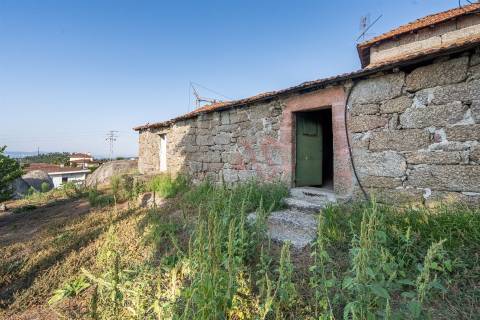 Moradia T8 para Restauro com Terreno e Vistas Panorâmicas em São Tomé de Abação, Guimarães