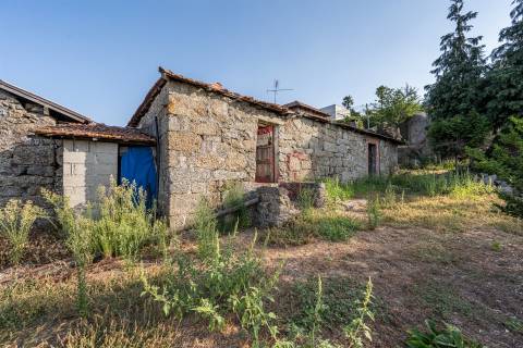 Moradia T8 para Restauro com Terreno e Vistas Panorâmicas em São Tomé de Abação, Guimarães