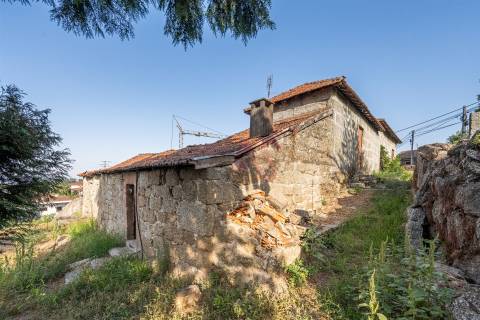 Moradia T8 para Restauro com Terreno e Vistas Panorâmicas em São Tomé de Abação, Guimarães
