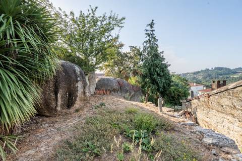 Moradia T8 para Restauro com Terreno e Vistas Panorâmicas em São Tomé de Abação, Guimarães