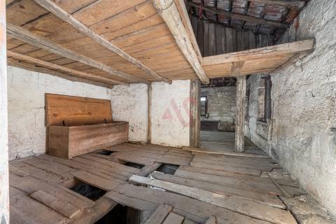 Moradia T8 para Restauro com Terreno e Vistas Panorâmicas em São Tomé de Abação, Guimarães