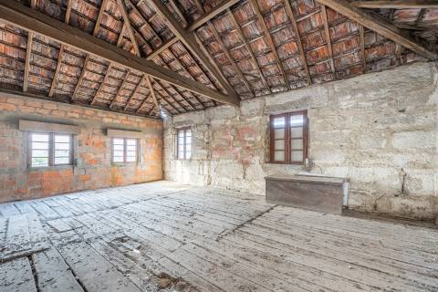 Moradia T8 para Restauro com Terreno e Vistas Panorâmicas em São Tomé de Abação, Guimarães