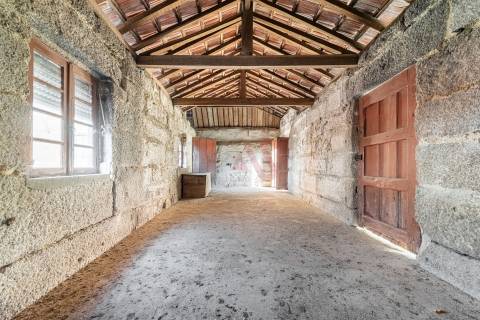 Moradia T8 para Restauro com Terreno e Vistas Panorâmicas em São Tomé de Abação, Guimarães