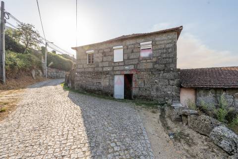Moradia T8 para Restauro com Terreno e Vistas Panorâmicas em São Tomé de Abação, Guimarães