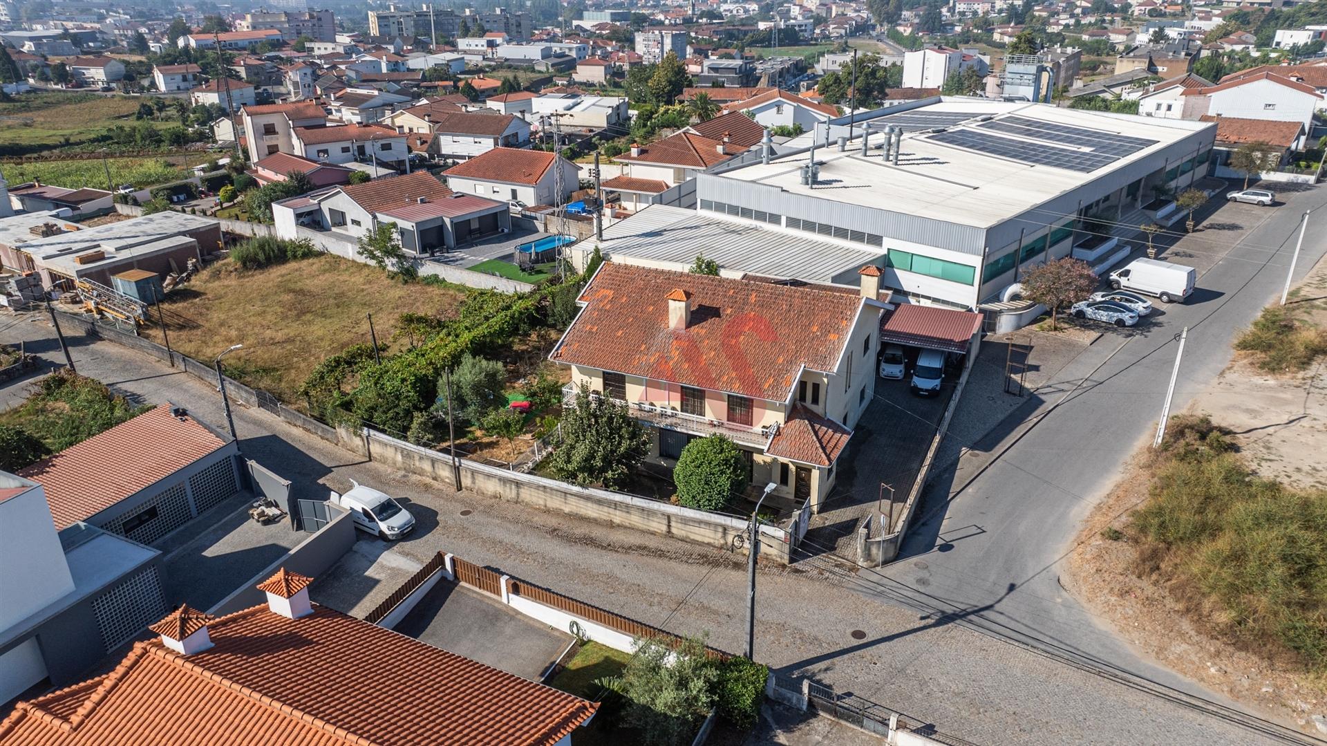 Moradia T4 com potencial para reconversão em 3 frações &#124; Freamunde &#124; 454 m² de construção