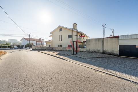Moradia T4 com potencial para reconversão em 3 frações &#124; Freamunde &#124; 454 m² de construção