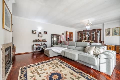 Moradia T4 com potencial para reconversão em 3 frações &#124; Freamunde &#124; 454 m² de construção