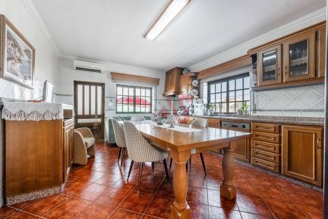 Moradia T4 com potencial para reconversão em 3 frações &#124; Freamunde &#124; 454 m² de construção