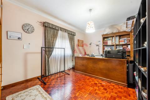 Moradia T4 com potencial para reconversão em 3 frações &#124; Freamunde &#124; 454 m² de construção