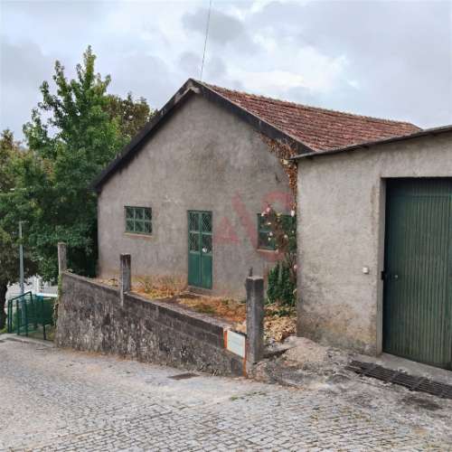 Prédio com 210 m2 em Regadas, Fafe